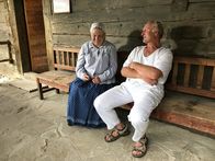 Der Geschmack Europas – Ein Bäcker und eine Köchin vor einem alten Bauernhaus.