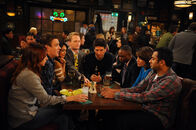 How I Met Your Mother – v.l.n.r.) Lily (Alyson Hannigan), Marshall (Jason Segel), Nora (Nazanin Boniadi), Barney (Neil Patrick Harris), Ted (Josh Radnor), James (Wayne Brady), Robin (Cobie Smulders) und Kevin (Kal Penn) ...