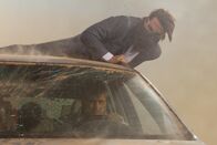 Mission: Impossible - Phantom Protokoll – In einem heftigen Sandsturm mitten in Dubai kämpft Ethan (Tom Cruise, oben) um Leben und Tod. Sein Feind Wistrom (Samuli Edelmann, unten) darf auf keinen Fall entkommen - sonst wird die drohende atomare Katastrophe keiner mehr aufhalten können ...