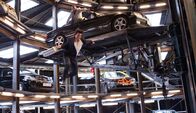 Mission: Impossible - Phantom Protokoll – Bei dem Kampf um einen Koffer, voll mit wichtigen Daten, riskieren Ethan Hunt (Tom Cruise, unten) und Kurt Hendricks (Michael Nyqvist, oben) alles. Wird Ethan noch rechtzeitig an den Code kommen, um den Start der Atomrakete verhindern zu können?