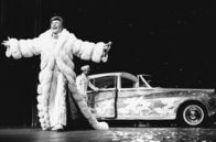 Look Me Over - Liberace – Glitzer, Glamour und Glanz: Liberace in auffälligem Mantel bei einem seiner Auftritte in Las Vegas. Seine spektakulären Shows hatten großen Erfolg.