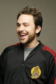 It's Always Sunny in Philadelphia – (3. Staffel) - Charlie Kelly (Charlie Day) legt auf Hygiene keinen besonderen Wert legt, ist stets pleite und verbringt viel Zeit mit Schnüffeln ...