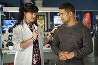 Navy CIS – Torres (Wilmer Valderrama, r.) bringt Sciuto (Pauley Perrette, l.) auf eine grandiose Idee im Falle des ermordeten Garys. Können sie jetzt den Zusammenhang zu dem vermissten MI6 Offizier aufklären?