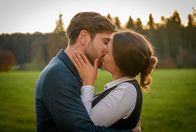 Sturm der Liebe – Maxi (Katharina Scheuba, r.) ist überglücklich, weil Henry (Elias Reichert, l.) sich mit dem Heiratsantrag endgültig zu ihr bekennt.