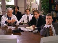 Diagnose: Mord – Mark (Dick Van Dyke, l.) und Jesse (Charlie Schlatter, M.) beobachten eine Herzoperation, bei der das neue Lasergerät eingesetzt wird. Sie ahnen nicht, dass sie betrogen werden.