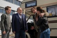 Der Alte – Andreas Wolf (Martin Feifel, 2. v. r.) macht sich verdächtig, als er vor den Kommissaren Tom Kupfer (Ludwig Blochberger, l.) und Richard Voss (Jan-Gregor Kremp, 2. v. l.) fliehen will. Marion Bergmann (Inka Friedrich, r.) versucht, ihn zu beruhigen.