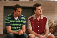 Two and a Half Men – Versuchen Harvey und Rose los zu werden: Alan (Jon Cryer, l.) und Charlie (Charlie Sheen, r.) ...