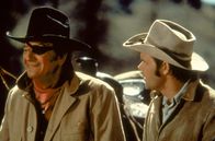 Der Marshal – Marshal Rooster Cogburn (John Wayne, li.) und der Texas-Ranger La Boeuf (Glen Campbell, re.) sind erstaunt über die wagemutige Mattie Ross, die sich nichts verbieten lässt.