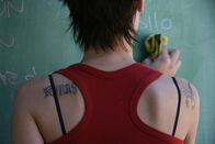 Löwenkäfig – Studentin Julia (Martina Gusman) gibt den Mitinsassinnen des Müttertraktes Nachhilfe im Lesen und Schreiben.