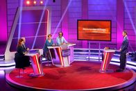 Meister des Alltags – Florian Weber stellt in seinem Wissensquiz die Alltagstauglichkeit seiner prominenten Kandidaten auf die Probe. „Meister des Alltags“ spendet seinen Gewinn einem guten Zweck. Studioplattform, v.li. Enie van de Meiklokjes, Bodo Bach, Alice Hoffmann, Christoph Sonntag und Florian Weber.