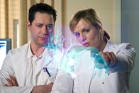 In aller Freundschaft – Dr. Roland Heilmann hat Dr. Philipp Brentano (Thomas Koch) und Dr. Lea Peters (Anja Nejarri) zur Zusammenarbeit verdonnert. Nicht gerade begeistert lässt sich Philipp von Lea die virtuelle OP-Planung näherbringen.