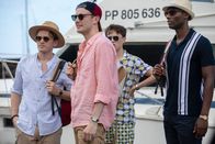 Death in Paradise – Da die Junggesellen Finlay McEwan (Lewis Reeves, l.), Hugo Pickford (Hugh Coles, 2.v.l.), Jamie Santisuk (Colin Ryan, 3.v.l.) und Ollie Gordon (Buom Tihngang, r.) das Opfer während einer Feier auf dessen Boot gesehen haben, gelten alle als verdächtig.