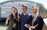 Donna Leon – Paola (Julia Jäger, re.) und ihre Tochter Chiara (Laura-Charlotte Syniawa) holen Raffi (Patrick Diemling) aus dem Krankenhaus ab.