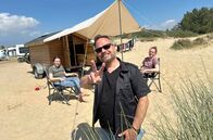 Der Camping-Check – Friso Richter (Mitte) trifft auf Amrum Johanna Hohl und Kevin Schmidt.