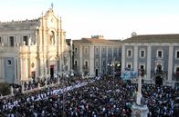 Leben mit Vulkanen – Beim Fest der heiligen Agatha, das jährlich Anfang Februar in Catania stattfindet, versammeln sich eine halbe Million Sizilianer. Sie beten zur Schutzheiligen Catanias, damit sie sie vor den Zornesausbrüchen des Ätna bewahre.