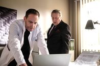 In aller Freundschaft – Dr. Kai Hoffmann (Julian Weigend, li.) und sein Ex-Schwiegervater Prof. Ewald Schulte (Hansjürgen Hürrig, re.) scheinen sich immer noch gut zu verstehen. Kai hält eine Operation bei Ewalds Darmkrebs für sinnvoll, doch Ewald, selbst renommierter Mediziner, blockt das ab. Er kennt seine nichtvorhandenen Chancen.
