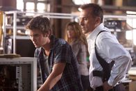 Armageddon 2012 – Regierungsbeamter John Streich (Robert Knepper) und sein Sohn Andy (Cameron Bright).