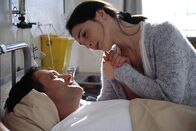 Eine Liebe in Afrika – Stefan (Bernhard Schir) liegt schwer verletzt im Hospital. Seine Verlobte Miriam (Julia Stemberger) ist bei ihm.