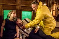 Tatort – Boerne (Jan Josef Liefers, M) schwebt in Lebensgefahr: Können seine Assistentin Silke Haller (ChrisTine Urspruch, links) und Kommissar Frank Thiel (Axel Prahl, r) im Schutzanzug rechtzeitig helfen?