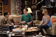 The Big Bang Theory – Als Leonard (Johnny Galecki, l.) Sheldon (Jim Parsons, M.) bittet, netter zu seiner Freundin zu sein, beschließt dieser, Penny (Kaley Cuoco, r.) wie einen Hund abzurichten und ihr das für ihn unerwünschte Verhalten abzutrainieren ...