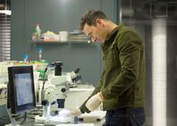 Silent Witness – Dr. Jack Hodgson (David Caves) untersucht die DNA-Spuren, welche am Tatort gefunden wurden.