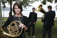 Die Rosenheim-Cops – Dorothea Mangold (Alexandra M.Horn) spielt ein gefährliches Spiel, denn sie weiß, dass ihr Seitensprung böse Folgen haben kann.