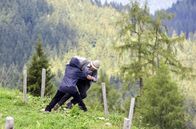 Watzmann ermittelt – Ein Unbekannter (Komparse, l.) versucht den Bauer Josef Lahner (Franz Buchrieser, r.) in eine Schlucht zu stürzen.