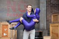 How I Met Your Mother – Da Marshall (Jason Segel, hinten) in der Vergangenheit seinen Freunden geholfen hat, ohne dabei Fragen zu stellen, fordert er das nun von Robin (Cobie Smulders, vorne) ein ...
