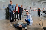 Die Rosenheim-Cops – Die Kommissare Thomas (Moritz von Zeddelmann, l.) und Laura Schmidt (Marija Kovčo, 2.v.l.) sowie Polizeihauptmeister Mohr (Max Müller, 3.v.l.) staunen nicht schlecht, als ihnen Rechtsmedizinerin Atay (Sevda Polat, r.) nach ihrer ersten Untersuchung mitteilt, dass das Opfer (Komparse, M.) mit Atropin vergiftet worden ist.