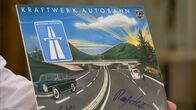 Was schätzen Sie ...? – Signierte Schallplatte von Kraftwerk.