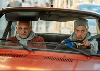 Nationalstraße – Der alte Skoda taugt nicht für eine Verfolgungsjagd. Vandam (Hynek Čermák, l.) und sein Freund Psycho (Jan Cina, r.).