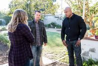 Navy CIS: L.A. – Nachdem das NCIS-Team am Tatort Napalm findet, ist für Callen (Chris O'Donnell, M.) und Sam (LL Cool J, r.) noch unklar, ob das Opfer in terroristische Aktivitäten verwickelt war.