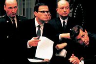 Thirteen Days – General Marshall Carter (Ed Lauter, li.), Robert McNamara (Dylan Baker, 2. v. li.), Dean Rusk (Henry Strozier, 2. v. re.) und Präsident Kennedy (Bruce Greenwood, r.) sehen die Situation kritisch.