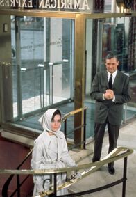 Charade – Peter Joshua (Cary Grant) und Regina (Audrey Hepburn) auf der Flucht vor brutalen Killern.