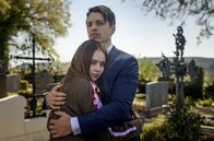 Sturm der Liebe – Valentina (Paulina Hobratschk, l.) und Robert (Lorenzo Patané, r.) besuchen gemeinsam Miriams Grab.