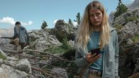 Wild Republic – Jessica (Camille Dombrowsky) nimmt heimlich Kontakt zur Außenwelt auf.