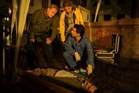 SOKO München – Arthur Bauer (Gerd Silberbauer, l.), Toni Bischoff (Amanda da Gloria, M.) und Dr. Weissenböck (Florian Odendahl, r.) untersuchen den Tatort.