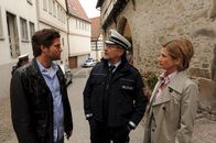 SOKO Stuttgart – SOKO Stuttgart-Kommissarin Martina Seiffert (Astrid M. Fünderich, r.) und ihr Kollege Jo Stoll (Peter Ketnath, l.) befragen den Polizisten Norbert Woerns (Hartmut Volle, M.) zum Hausbrand, dem ein Dorfbewohner zum Opfer gefallen ist.