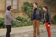 The Big Bang Theory – Leonard (Johnny Galecki, l.) kann nicht verstehen, dass Sheldon (Jim Parsons, M.) und Howard (Simon Helberg, r.) sich wegen einem Parkplatz in den Haaren liegen ...