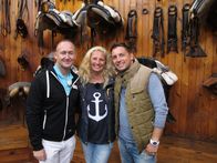 Verrückt nach Meer – Reiseleiter Bernd besucht mit den Passagieren Paar Iris und Torsten die Spanische Hofreitschule.