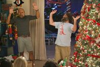The Last Man on Earth – Tandy (Will Forte, r.) gibt alles, um Phil (Boris Kodjoe, l.) wieder zu einem richtigen Teil der Gruppe zu machen und hofft darauf, endlich mal ein kleines Dankeschön zu hören. Wie lange wird er sich noch gedulden?