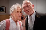 Sturm der Liebe – Hildegard (Antje Hagen, l.) und Alfons (Sepp Schauer, r.) erfahren bestürzt, dass Lia einen Unfall hatte.