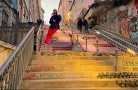 Die Tanzschüler der Pariser Oper ... Die Reifejahre – Nach ihrer klassischen Ausbildung lässt sich Ariane in den Straßen von Lyon vom Breakdance inspirieren.