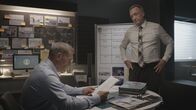 Mayday - Alarm im Cockpit – REENACTMENT - Bei der Überprüfung der Bewerbung des Ersten Offiziers Conrad Aska bei Atlas Air stellen die Ermittler fest, dass er die Fluggesellschaft getäuscht hat, indem er seine nicht bestandenen Prüfungen und Höherstufungen verschwiegen und behauptet hat, die Lücken seien entstanden, weil er auf dem College war. (Cineflix 2022)