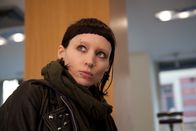 Verblendung – Will ihr eigenes Schicksal in die Hand nehmen und sich nicht gängeln lassen: Die geniale Hackerin Lisbeth Salander (Rooney Mara).