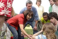 The Middle – Auch wenn Mike (Neil Flynn, M.) und Frankie (Patricia Heaton, l.) Morgan (Alexa Vega, vorne) nicht besonders mögen, als diese zu Boden geht, sind sie um die Cheerleaderin besorgt ...