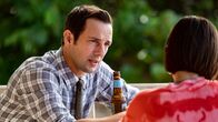Death in Paradise – Während Neville (Ralf Little) wieder knietief in einem neuen Fall steckt, gesteht ihm seine Schwester Izzy (Kate O’Flynn), warum sie so plötzlich nach Saint Marie gekommen ist.