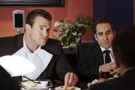 Navy CIS – Haben Tall Tony (Adam Mayfield, l.) und Tiny Tony (Ben Giroux, r.) etwas mit der Erpressung der Senatoren zu tun? Tony DiNozzo versucht alles, um herauszufinden, wer seine Identität dafür missbraucht hat ...