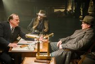 Babylon Berlin – Babylon Berlin Staffel 3 Folge 2 Rabiate Filmproduzenten: Bernhard Schütz als Jo Bellmann, Misel Maticevic als der Armenier, Roland Zehrfeld als Walter Weintraub Copyright: SRF/X Filme Creative Pool GmbH/ARD Degeto Film GmbH/Sky Deutschland/WDR/Beta Film GmbH/Frédéric Batier