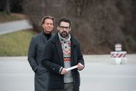 Der Alte – Caspar Bergmann (Thomas Heinze, l.) lässt sich von Dr. Stefan Weber (Tobias Oertel, r.), dem geachteten Obdachlosen-Arzt, nicht täuschen.